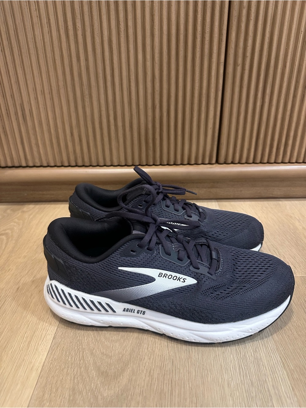 Brooks Ariel GTS 24  Running Shoes - Black & White Womens Size 9.5